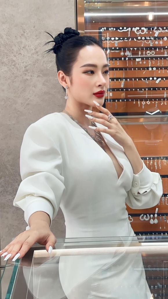 angela-phuong-trinh2-1680577646.jpg