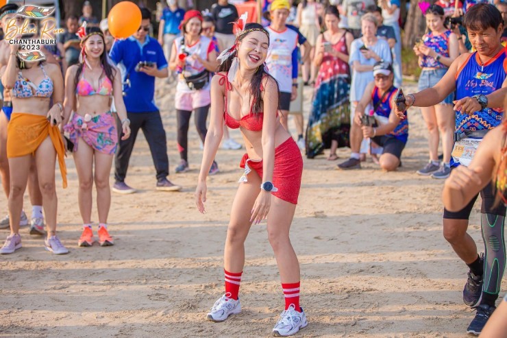 ngat-ngay-a-hau-hot-girl-mac-bikini-chay-dua-tren-bai-bien-thai-lan-chay4-1-1680498369-199-width740height493-1680624041.jpg