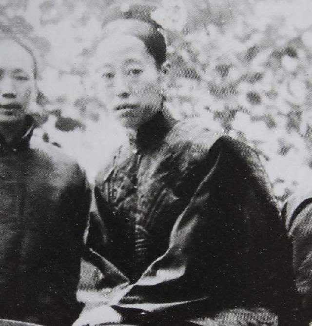 long-du-hoang-hau-khien-hoang-de-bat-khoc-2-1681208028.jpg