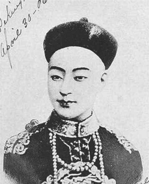 long-du-hoang-hau-khien-hoang-de-bat-khoc-3-1681208028.jpg