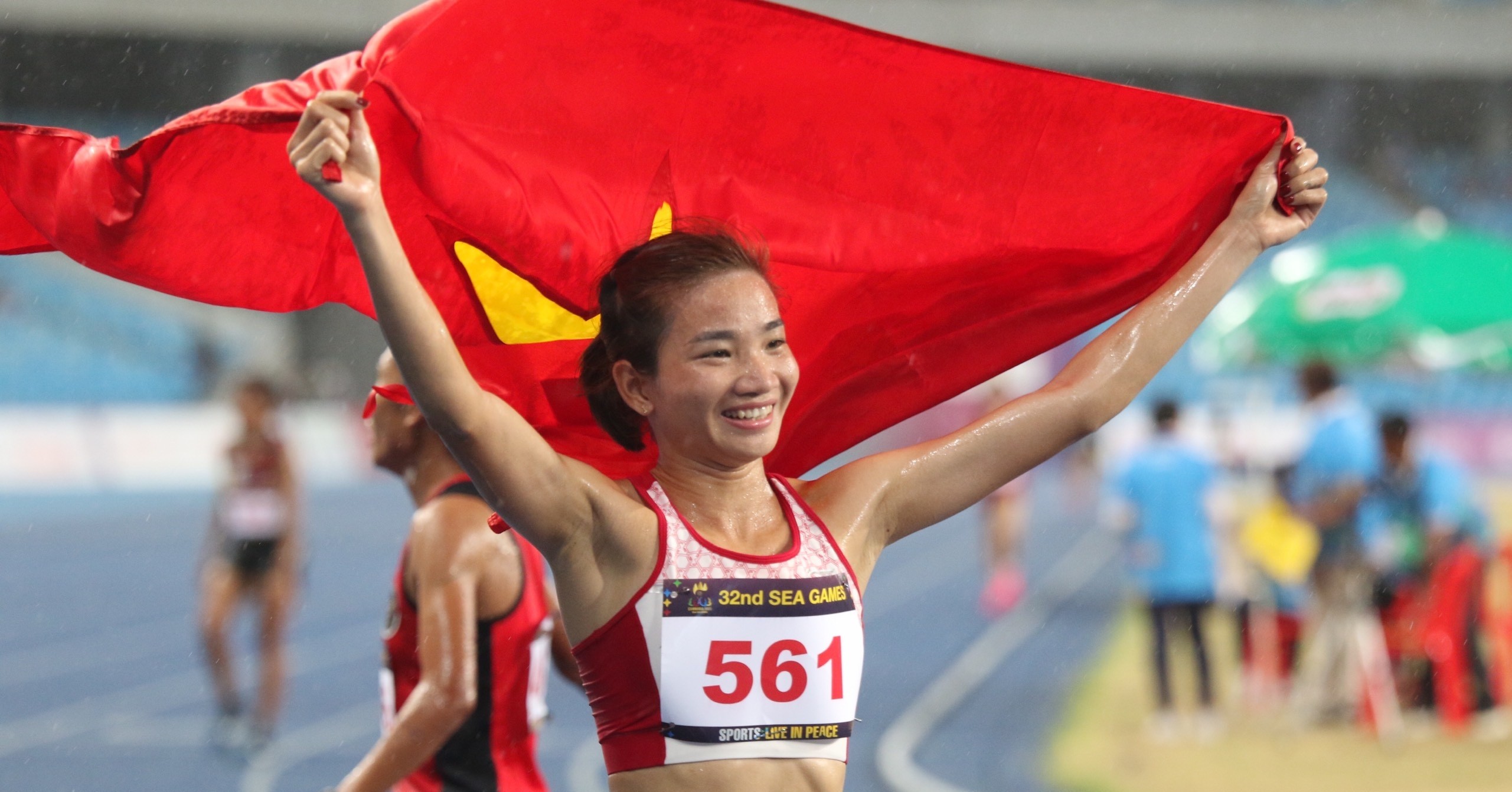 nguyen-thi-oanh-nup-gio-roi-but-toc-bao-ve-hcv-chay-5000m-sea-games-32-1540-1683888188.jpg