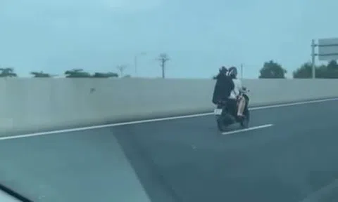Nữ báo thủ đi xe máy "bất chấp" di chuyển trong làn cao tốc 120 km/h